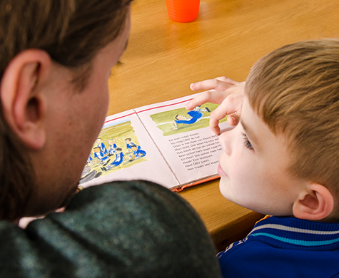 Met het stimuleren van taal bij kinderen kun je niet vroeg genoeg beginnen. Maar niet voor alle ouders is dat makkelijk. VoorleesExpress Epe helpt daarbij!